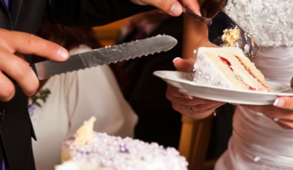 Steps For Properly Cutting A Wedding Cake